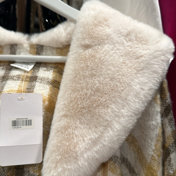 Plaid faux fur cape nwt - Picture 4 of 4